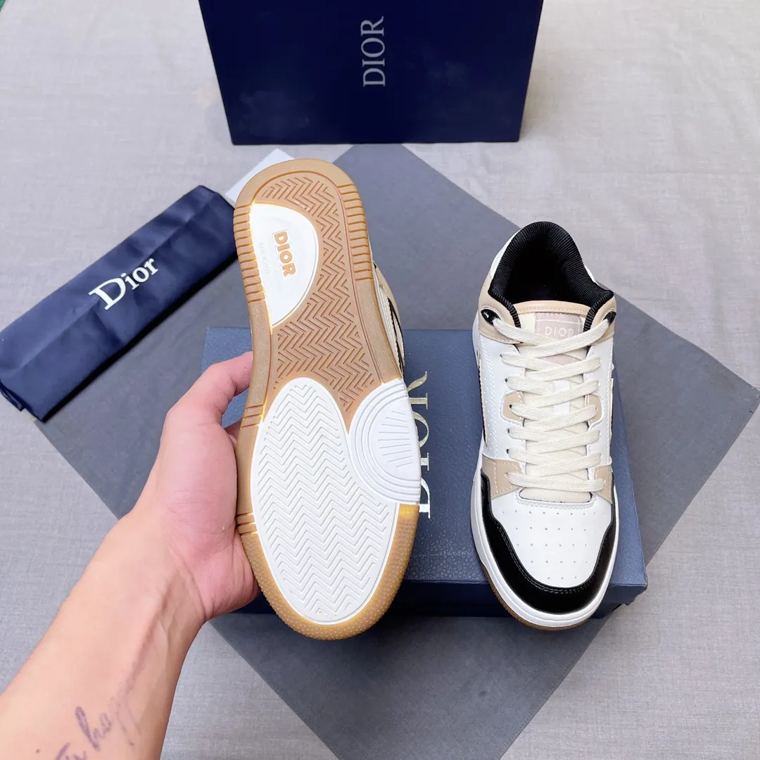 P420 Dior B57 low-top sneakers 2024 spring men's series new product launch [Celebrate][Celebrate][Celebrate], reinterpret the basketball shoe design and become Dior's classic item [strong][strong][strong], carefully crafted in black and cream white smooth cowhide, with beige suede, and the leather CD logo is displayed on the side Zhi, the tongue, sole and back side are decorated with various distinctive details to enhance the style[666][666], while the eyelet details, topstitching and rubber panels highlight the dynamic charm of its athletic style[strong][strong][strong]. It has a two-color rubber sole, which can be matched with various clothing to create a refined look. Size: 38 to 45 No. 067